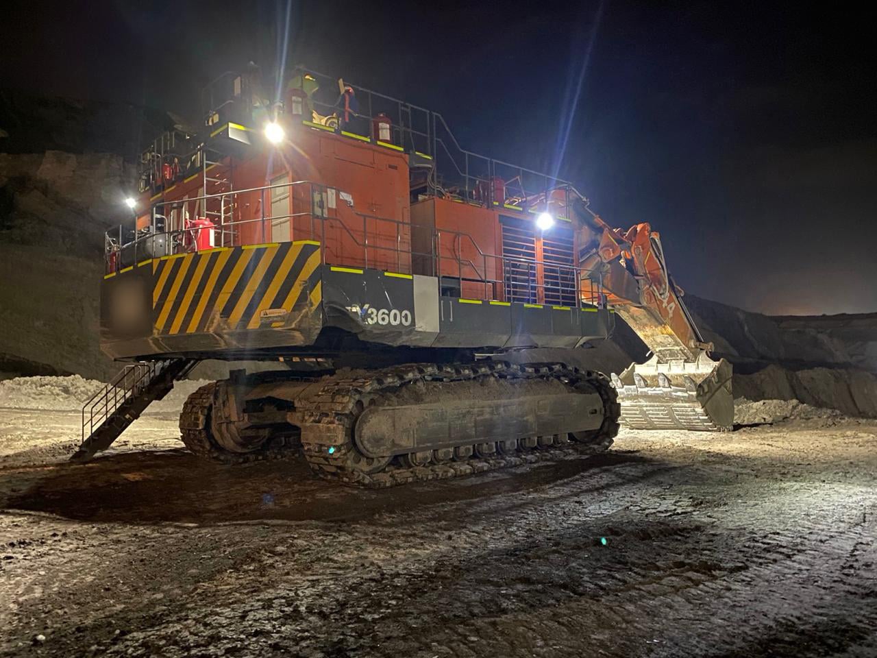 Pala excavadora hidráulica Hitachi operando de noche